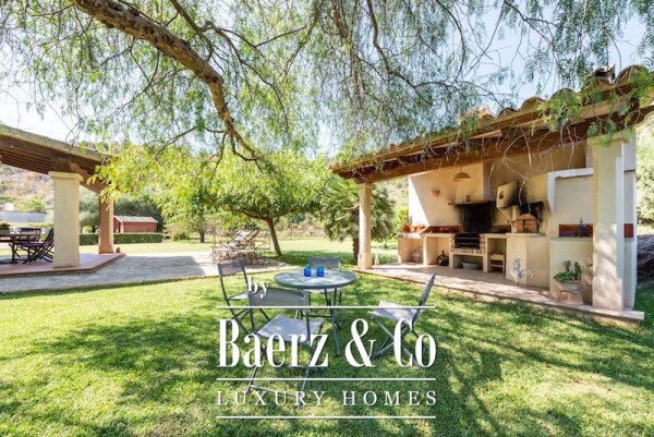 photo 15 This semi-detached townhouse, situated just two minutes' walk from Repic beach, offers just that- a sunny garden and easy access to the beach.