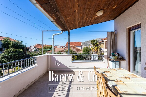 photo 3 Trogir, family house with three apartments near the center