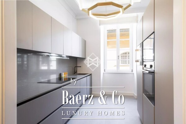 photo 5 Magnificent 2 bedroom apartment of 100 square meters in a beautiful Niçois building on the Cours Saleya.