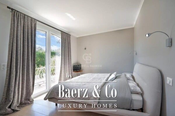 photo 11 Beautiful property with sea views