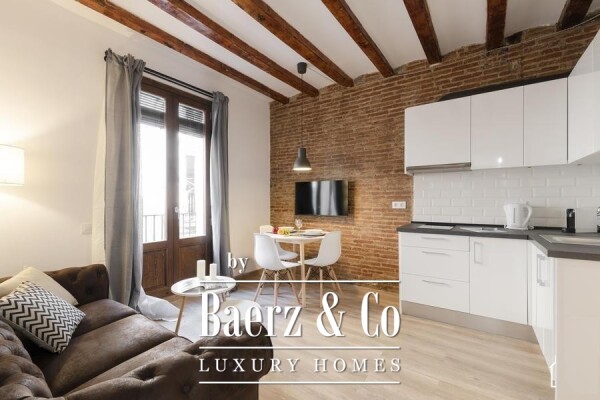 photo 1 584 sqm building with 8 apartments and 2 commercial units in Ciutat Vella / Raval -  2,900.000 + fees   Short-term rentals: 5.9% return