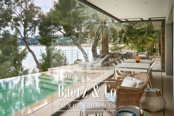photo 8 Waterfront Villa with Private access to the beach and Dock - Le Lavandou