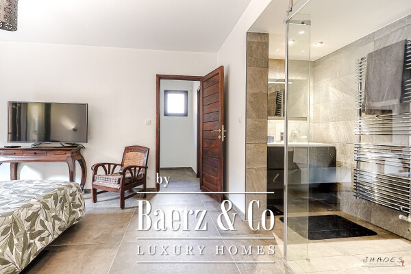 photo 5 Renovated 7-room villa with sea and vineyard views, featuring a swimming pool, gym, hammam, cinema room and garage.