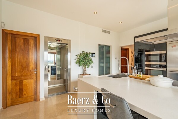 photo 13 Majestic 6-bedroom luxury villa with sea views and rental licence